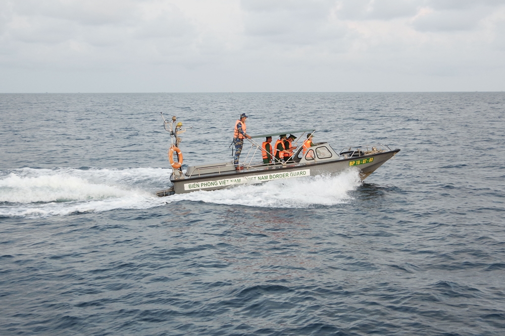 Đồn BP Sông Đốc sử dụng ca nô cứu hộ tuần tra khu vực ven biển để chủ động phát hiện ngăn chặn xuất nhập cảnh trái phép